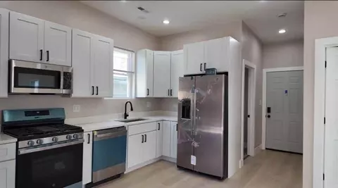4300 N Kimball Ave #2R, Chicago, IL 60618