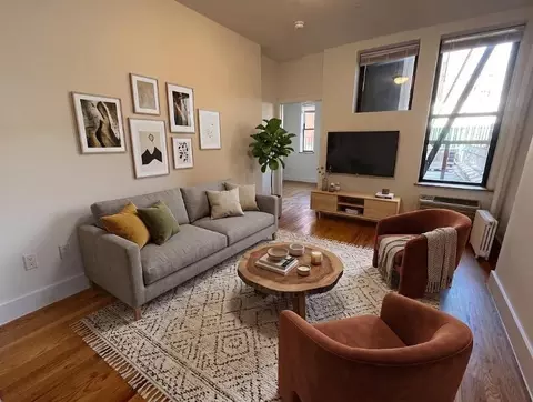 639 10th Ave #2C, New York, NY 10036