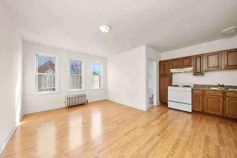 2600 N Kimball Ave #402, Chicago, IL 60647