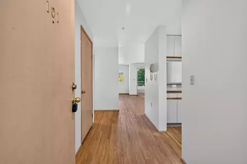 41 Dravus St #101, Seattle, WA 98109