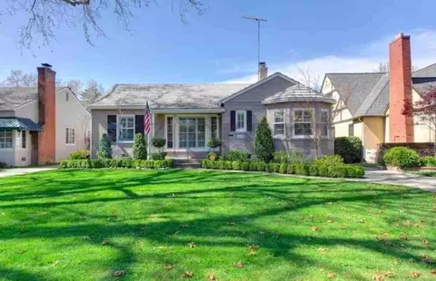 2648 Land Park Dr, Sacramento, CA 95818