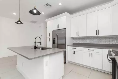 6872 Australian St, Limestone Creek, FL 33458
