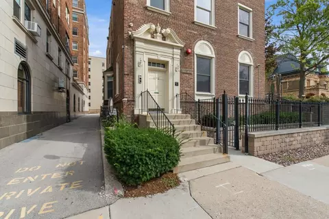 1042 E Juneau Ave #3, Milwaukee, WI 53202