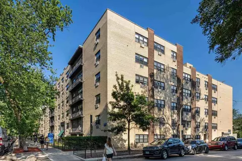445 W Barry Ave #209, Chicago, IL 60657