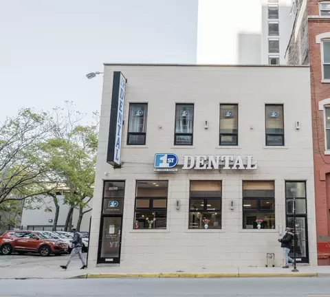 206 W Division St #2F, Chicago, IL 60610
