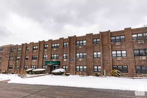 696 Elm Pl #204, Highland Park, IL 60035