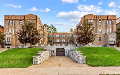 7336 Forsyth Blvd #304, Clayton, MO 63105