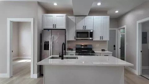 4300 N Kimball Ave #2F, Chicago, IL 60618