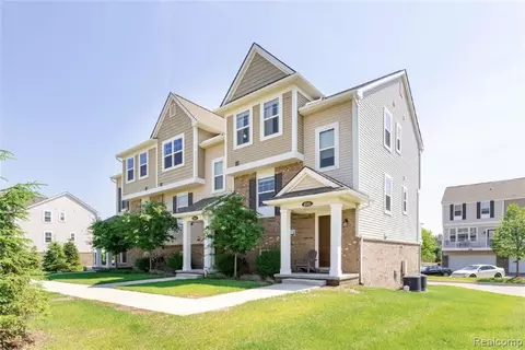 4585 Bradley Cir, Troy, MI 48085