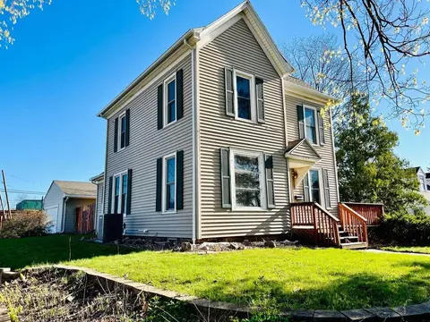 1323 W 2nd St, Cedar Falls, IA 50613