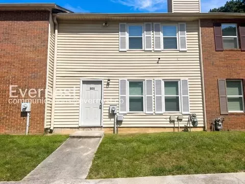 909 Silverwood Dr, Atlanta, GA 30349
