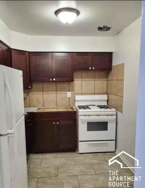 1515 W Morse Ave #214, Chicago, IL 60626