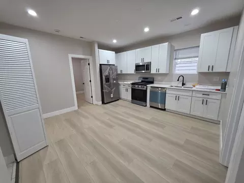 4300 N Kimball Ave #1R, Chicago, IL 60618