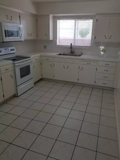 225 W Eaton Ave #13, Tracy, CA 95376