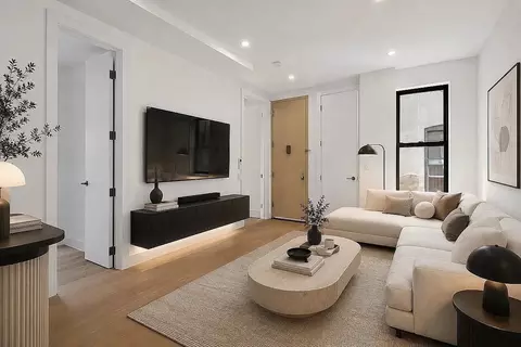 205 8th Ave #3R, New York, NY 10011
