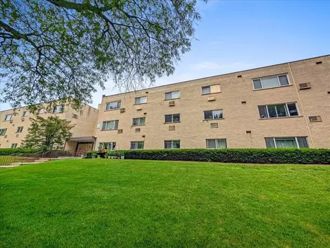 600 Mckinley Ave #306, Mundelein, IL 60060