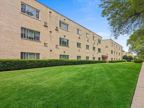 700 Mckinley Ave #303, Mundelein, IL 60060