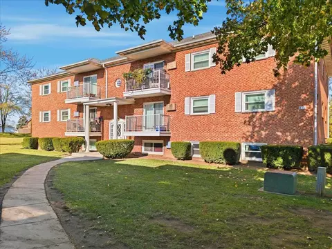 126 W Washington St #223, Round Lake, IL 60073
