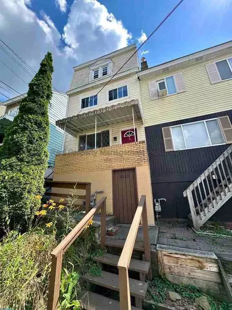 2532 Leticoe St, Pittsburgh, PA 15203