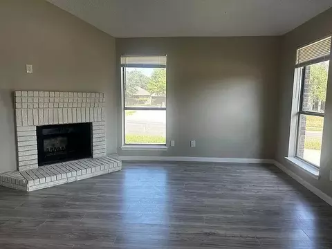 1129 Oaklawn Ct, Bedford, TX 76022