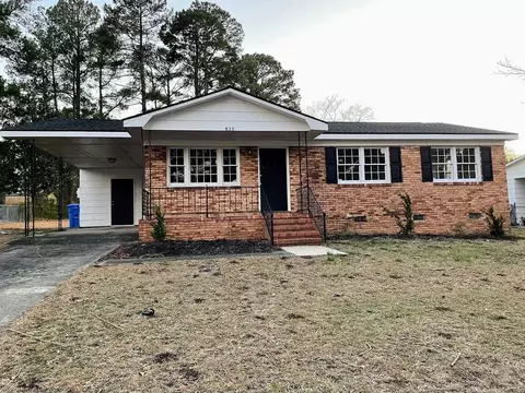 825 Oakcrest Dr, Fayetteville, NC 28301