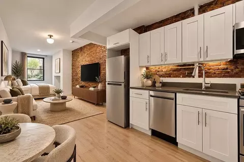 318 W 14th St #1B, New York, NY 10014
