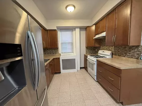1589 Gillespie Ave, New York, NY 10461