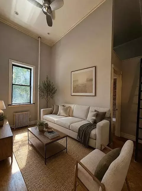 239 W 14th St #1A, New York, NY 10011
