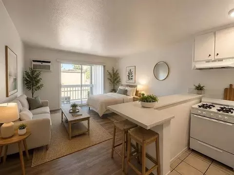 18366 Collins St, Tarzana, CA 91356
