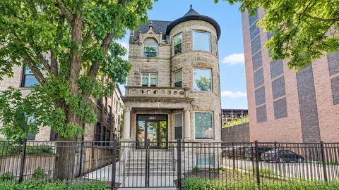 3927 N Clarendon Ave #1F, Chicago, IL 60613