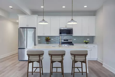827 W Montrose Ave #1, Chicago, IL 60613