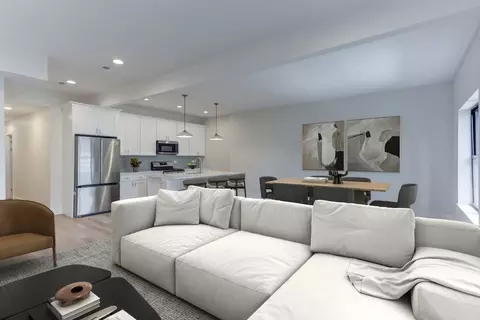 829 W Montrose Ave #1, Chicago, IL 60613