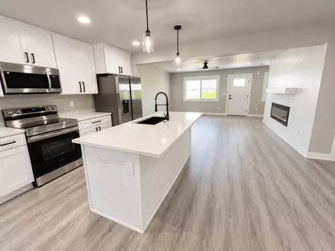 14433 Springbrook Trl, Urbandale, IA 50323