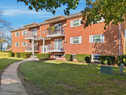 124 W Washington St #212, Round Lake, IL 60073