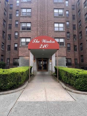 210 Martine Ave #4M, White Plains, NY 10601