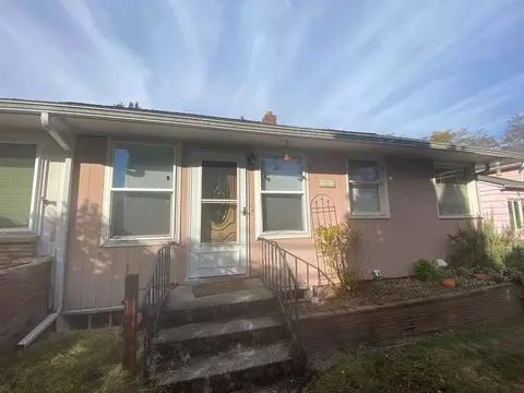 702 N 117th St, Seattle, WA 98133