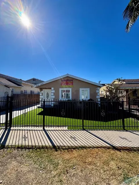 832 E 82nd St, Los Angeles, CA 90001