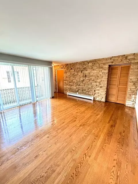 9 Scotdale Rd #4, La Grange Park, IL 60526