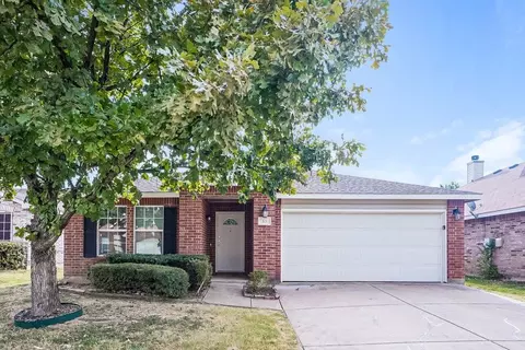 321 Silver Lake Trl, Fort Worth, TX 76140