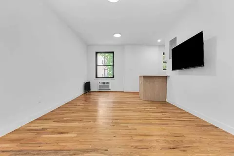 268 W 21st St #3E, New York, NY 10011