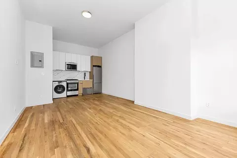 266 W 21st St #1W, New York, NY 10011