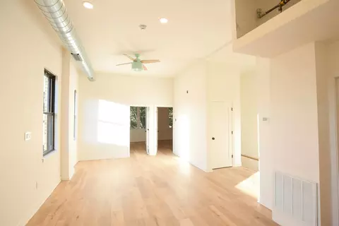 1077 W Polk St #2, Chicago, IL 60607