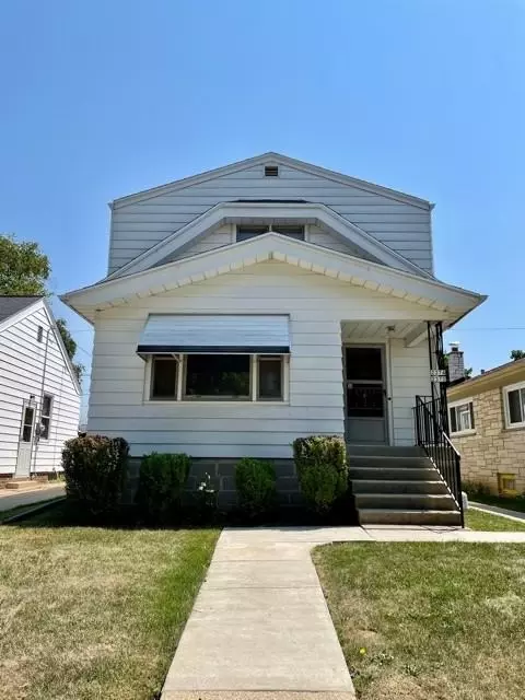 2372 S 77th St #UPPER, West Allis, WI 53219