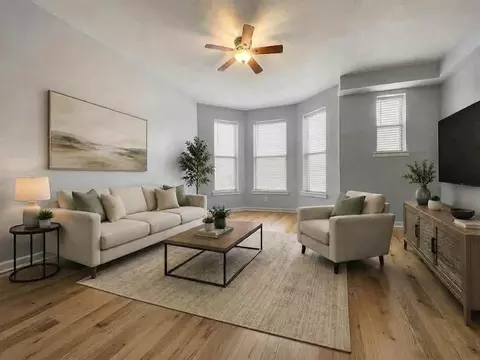 906 W Montrose Ave #1, Chicago, IL 60613