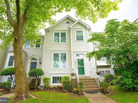 6904 Compton Ln, Centreville, VA 20121