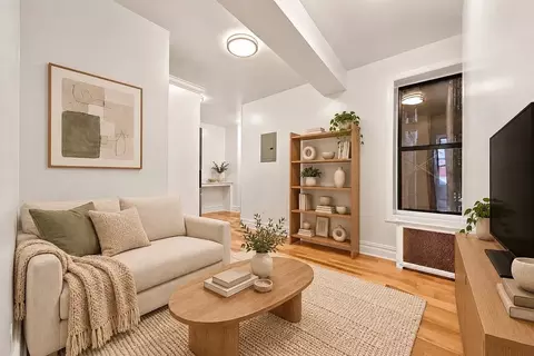 122 Norfolk St #6, New York, NY 10002