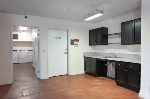 14232 E Burnside St, Portland, OR 97233