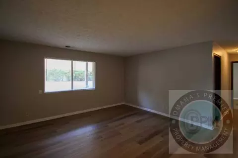 2333 Benson Gardens Blvd, Omaha, NE 68134