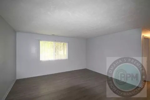 2333 Benson Gardens Blvd, Omaha, NE 68134