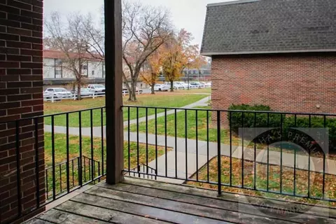 2333 Benson Gardens Blvd, Omaha, NE 68134